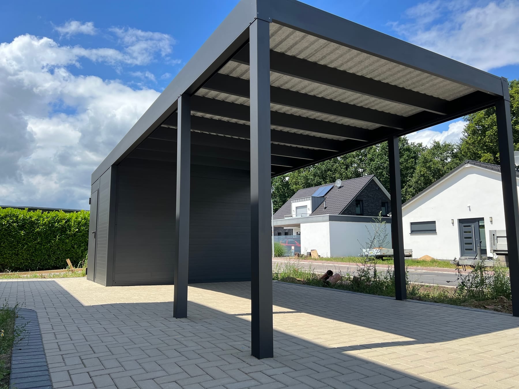 Moderner Carport als überdachter KFZ-Stellplatz