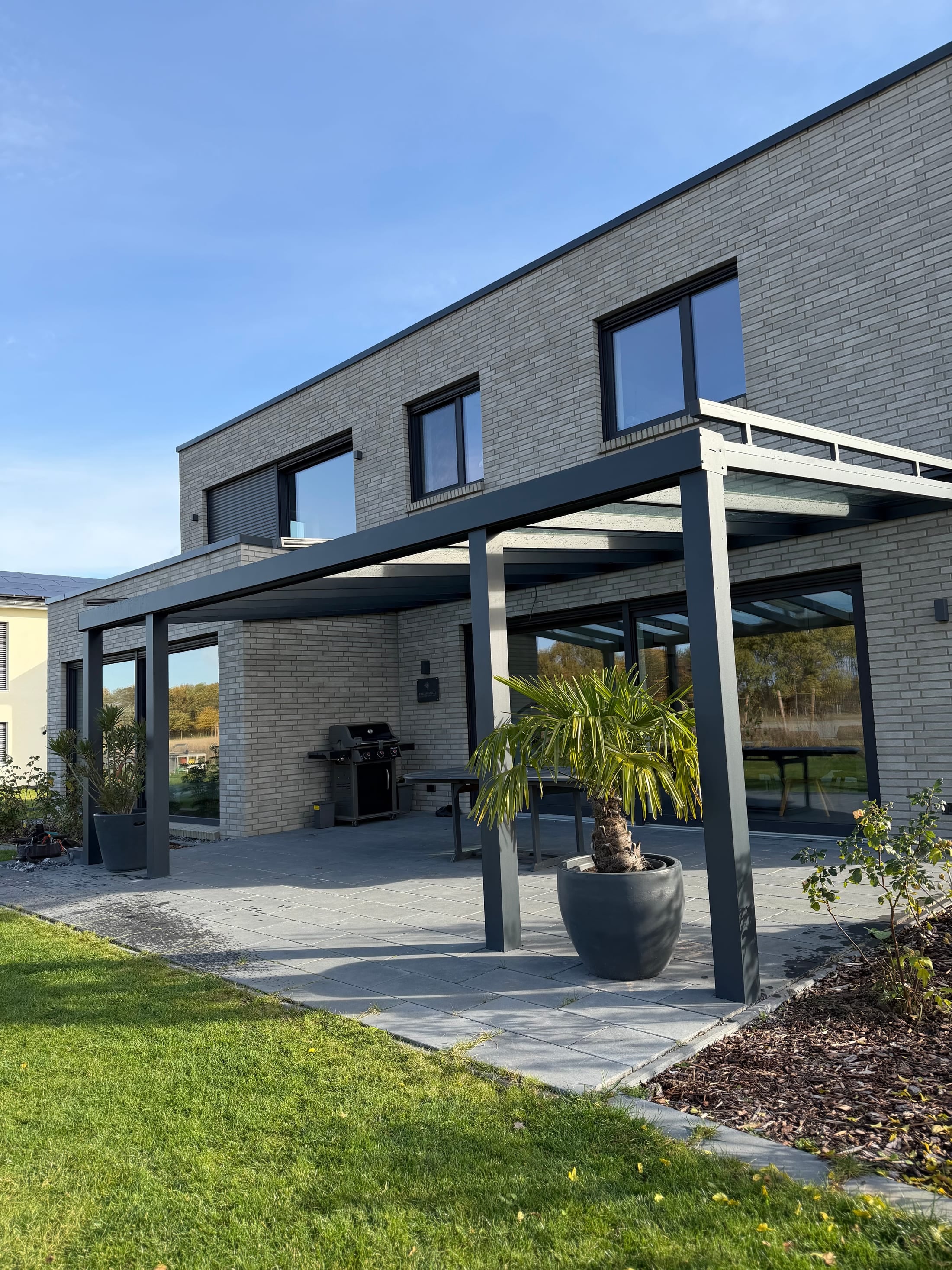 Offene Terrassenüberdachung in dunklem Aluminium